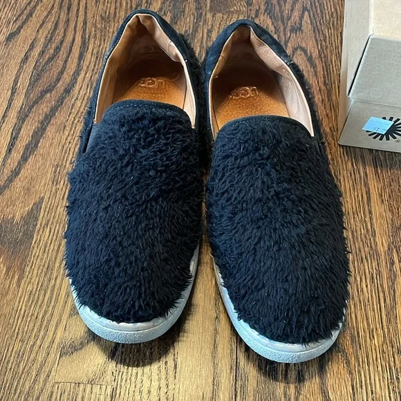 Fun comfy UGG Ricci, black slip-on sneakers. Fuzzy on the outside. Size 7 1/2. - Picture 7 of 7